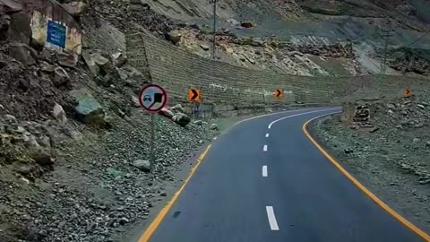 The beauty of the Karakoram highway Pakistan 🇵🇰