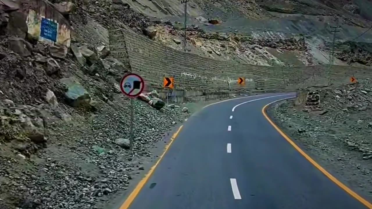 The beauty of the Karakoram highway Pakistan 🇵🇰