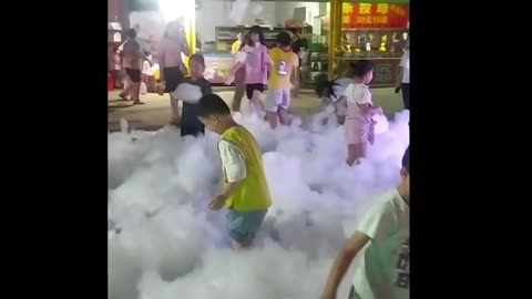 Ordinary children from China, he is very happy