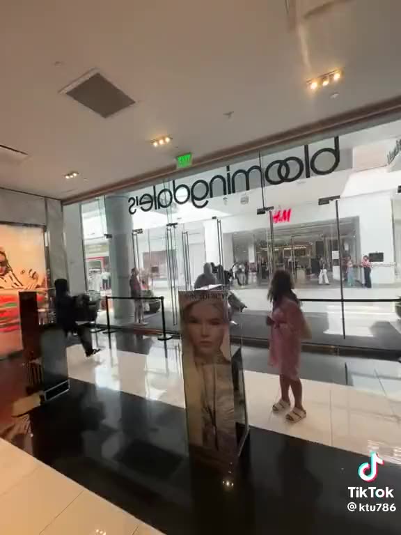 Kalifornia jest taka zagubiona. To jest Gucci w Beverly Hills. Bezprawny.