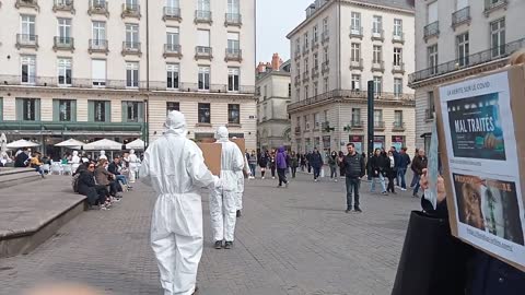 Les MAsques Blancs Nantes Action Pancartes le 19 mars 2022