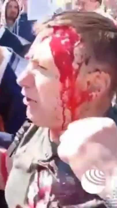 Polonia, ambasciatore russo colpito da vernice rossa alla cerimonia della vittoria sul nazismo