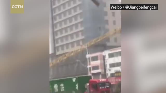 Watch_ tower crane collapses as strong winds sweep E. China