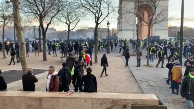 Gilets jaune Paris ultimatum end of a long day