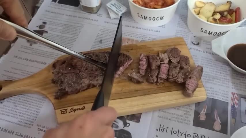 Slicing steak - mukbang party with my friends at home !