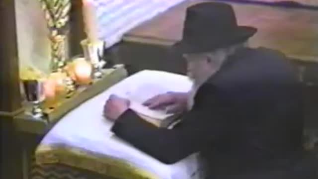 29. Vov Tishrei 5750 - Mincha, Maariv, Sicha and distrubuting kuntres with Lekach = ו' תשרי תש"נ