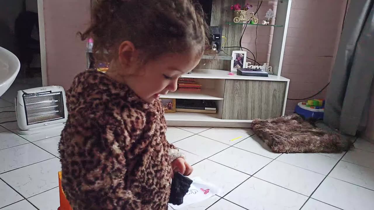Laura colocando meia na Babalu