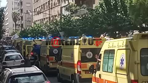 Xαμός έξω απ' το Υπ. υγείας έφτασαν δεκάδες ασθενοφορα