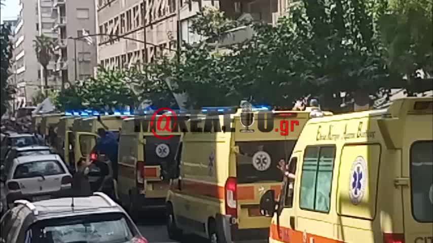 Xαμός έξω απ' το Υπ. υγείας έφτασαν δεκάδες ασθενοφορα