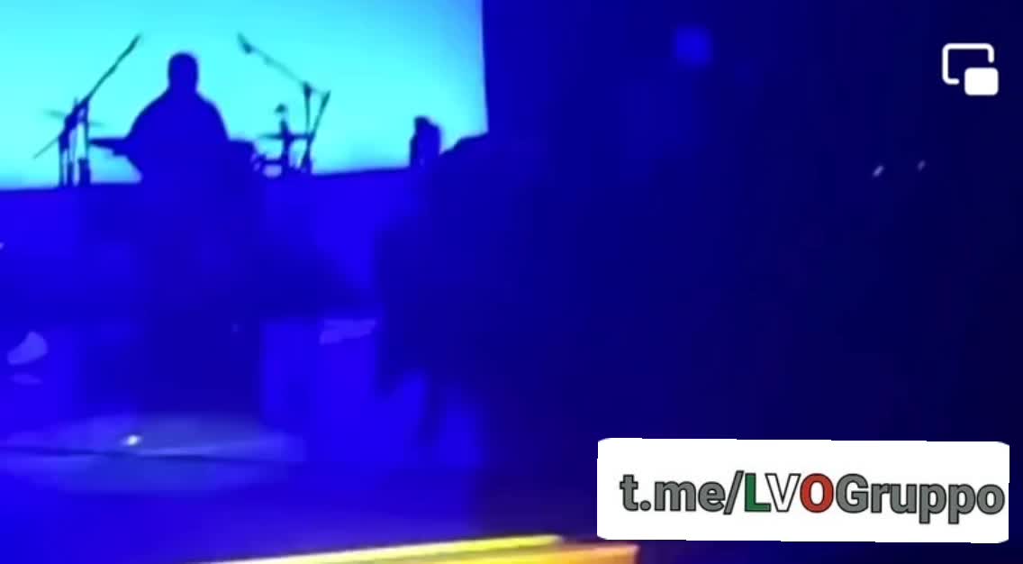 Massimo Ranieri cade dal palco