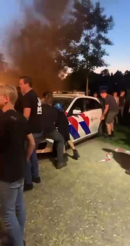 Farmáři zasypávají v Holandsku dům premiéra Marka Rutteho siláží