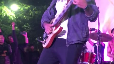 What bass guitarist!!must watch