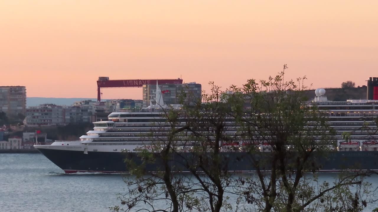 Rio Tejo, barcos, flores.