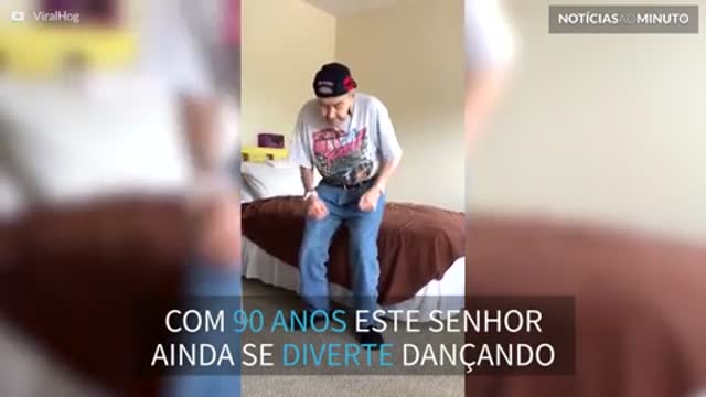 Senhor de 90 anos dança como se tivesse 20!