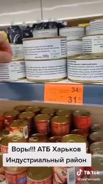 Humanitární pomoc z Polska na prodej v supermarketech v Charkově