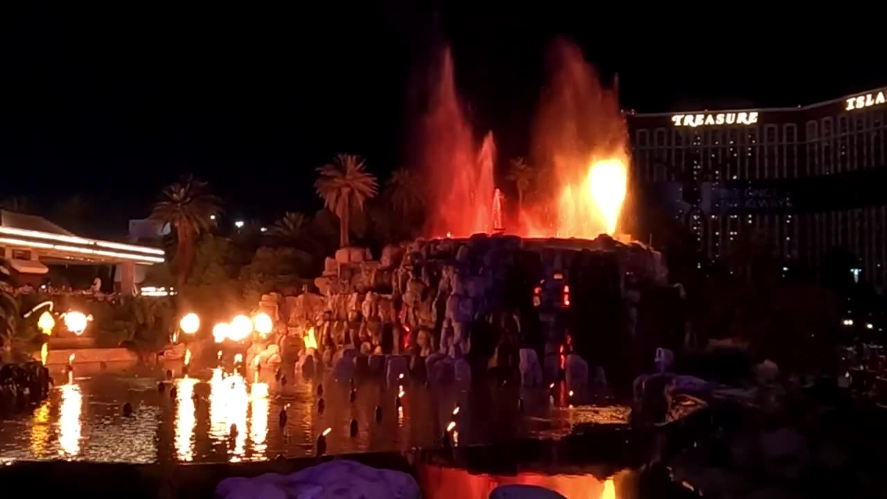 The Mirage Erupting Volcano: The show goes on during the last nights before permanent closing