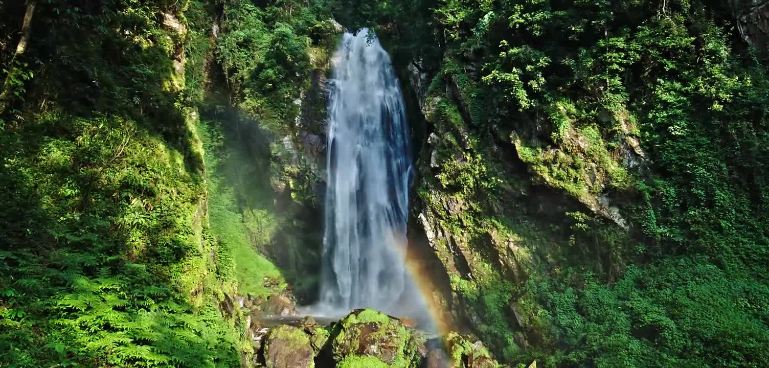 Let you feel the magnificent mountains and rivers