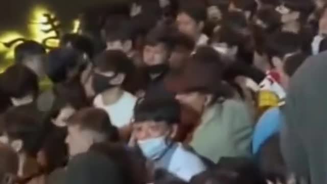 The moment when the crowd of Itaewon in South Korea was pushed down the alley