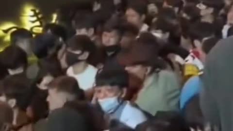 The moment when the crowd of Itaewon in South Korea was pushed down the alley