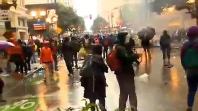 BLM & Antifa Riots 2020 - 2020-05-31-00-10-16-Seattle-riots.mp4