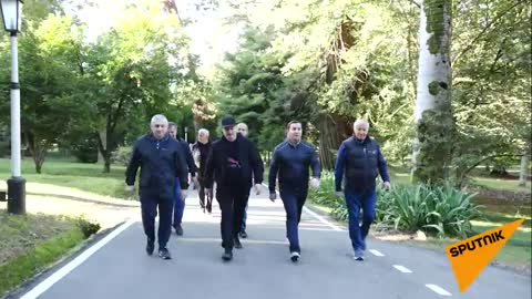 Аслан Бжания провел утреннюю гимнастику с министрами