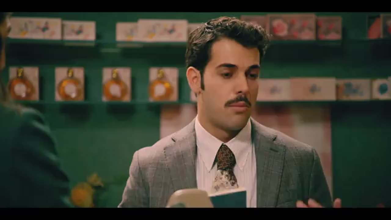 Llega a la tienda el nuevo comercial: ¡Santiago Ojeda! ¿Cómo se llevará con las chicas?