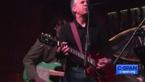 Blinken plays guitar and performs "Rocking to the Free World" in a bar in Kyiv