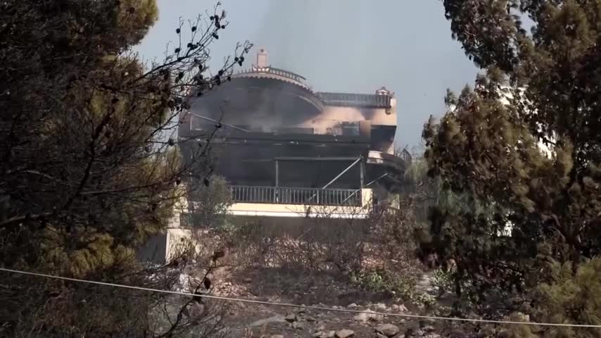 Wildfire raging near Athens damages homes, cars