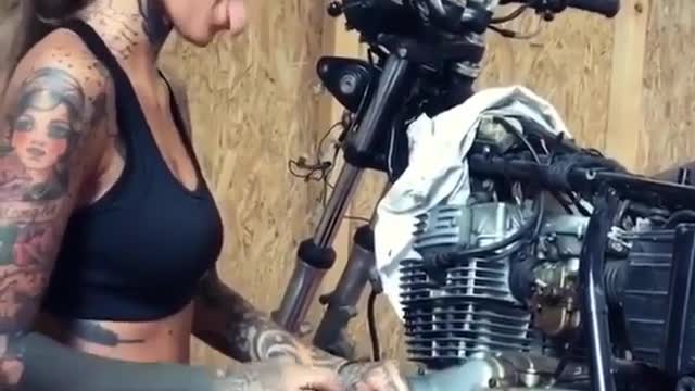 SHE IS THE BOSS - MOTO MECHANIC | Tattoo & Rides