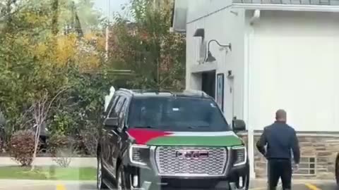 🇵🇸 American man places HUGE Palestinian flag on the hood of his car!