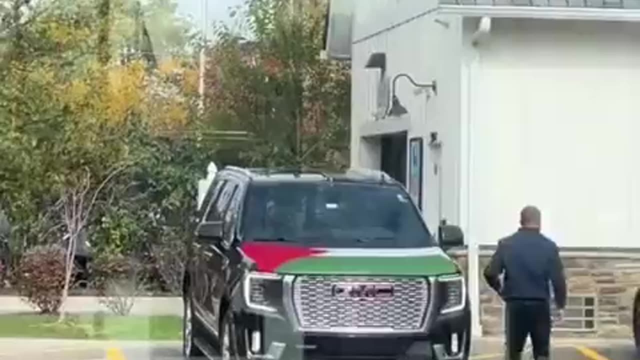 🇵🇸 American man places HUGE Palestinian flag on the hood of his car!