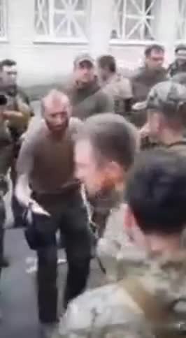 Η ουκρανική διοίκηση συνέλαβε τον διοικητή της μονάδας που υποχωρούσε, οργισμένος αυτός αντέδρασε