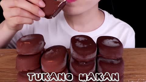 MUKBANG ROASTED MARSHMALLOW, CHOCOLATE ICE CREAM - ASMR