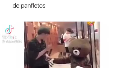 ENTREGANDO PANFLETO