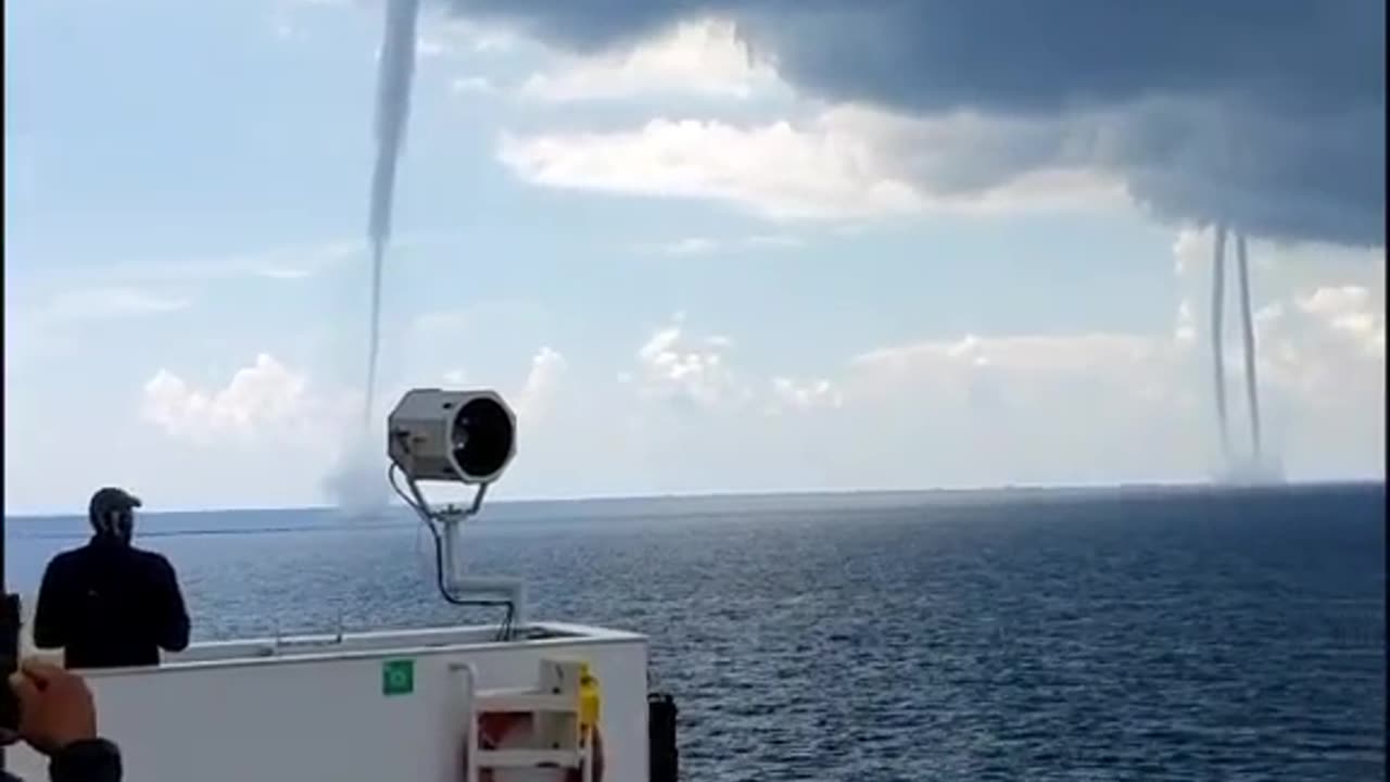 5 Waterspout ....