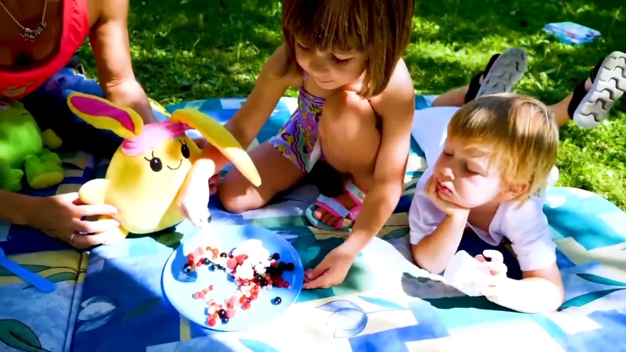 Mommy goes to doctor! Kids pretend to play hospital. Family fun & Kid friendly videos for kids