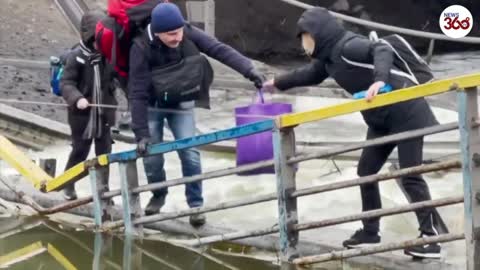 Ukrainians cross destroyed bridge near Kiev to evacuate