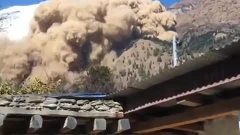 Terrifying Avalanche Caught on Camera by Locals In Nepal