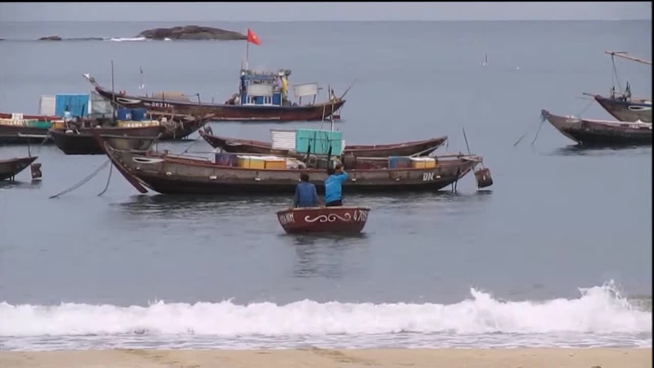 Vietnam, Da Nang - using a basket boat 2013