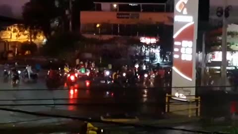 6:48 mototaxistas dispersan a los vándalos