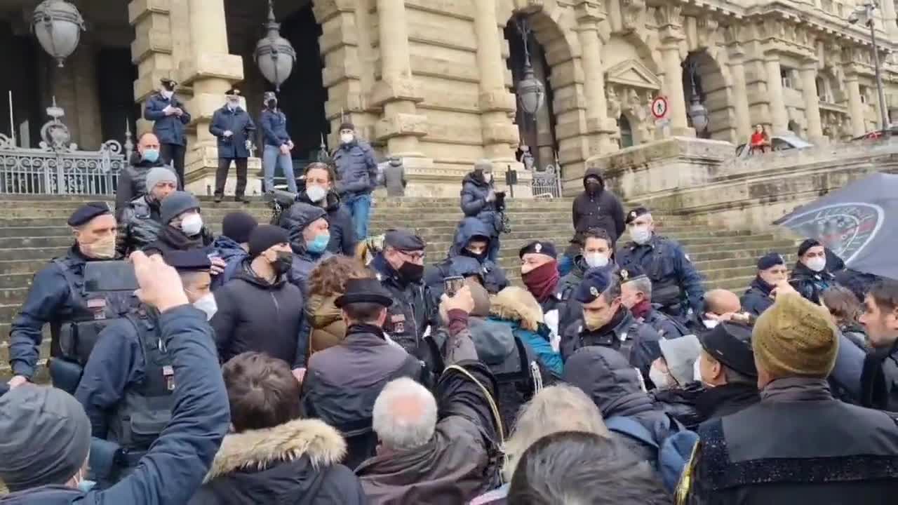 AVVOCATI TENUTI FUORI DALLA CASSAZIONE. SCONTRI CON LA POLIZIA