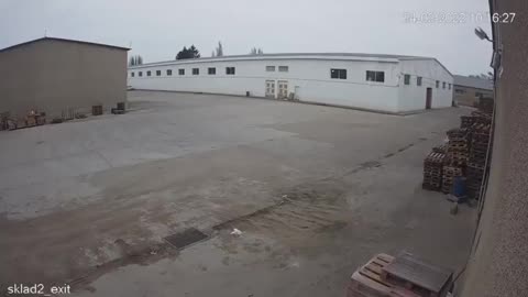 Σε ένα σοκαριστικό βίντεο φαίνεται μια ρωσική ρουκέτα να συντρίβει αποθήκη στην Οδησσό!