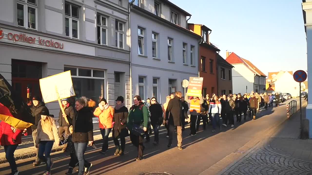 Loitz: Der Demonstrationszug zieht durch die Stadt 12-03-2022