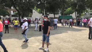 Largas filas en el Colegios Inem para averiguar número de mesa