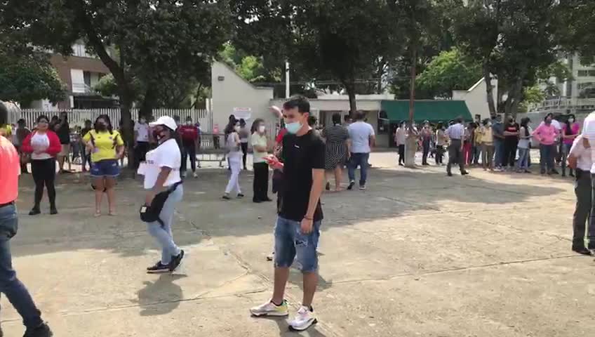 Largas filas en el Colegios Inem para averiguar número de mesa