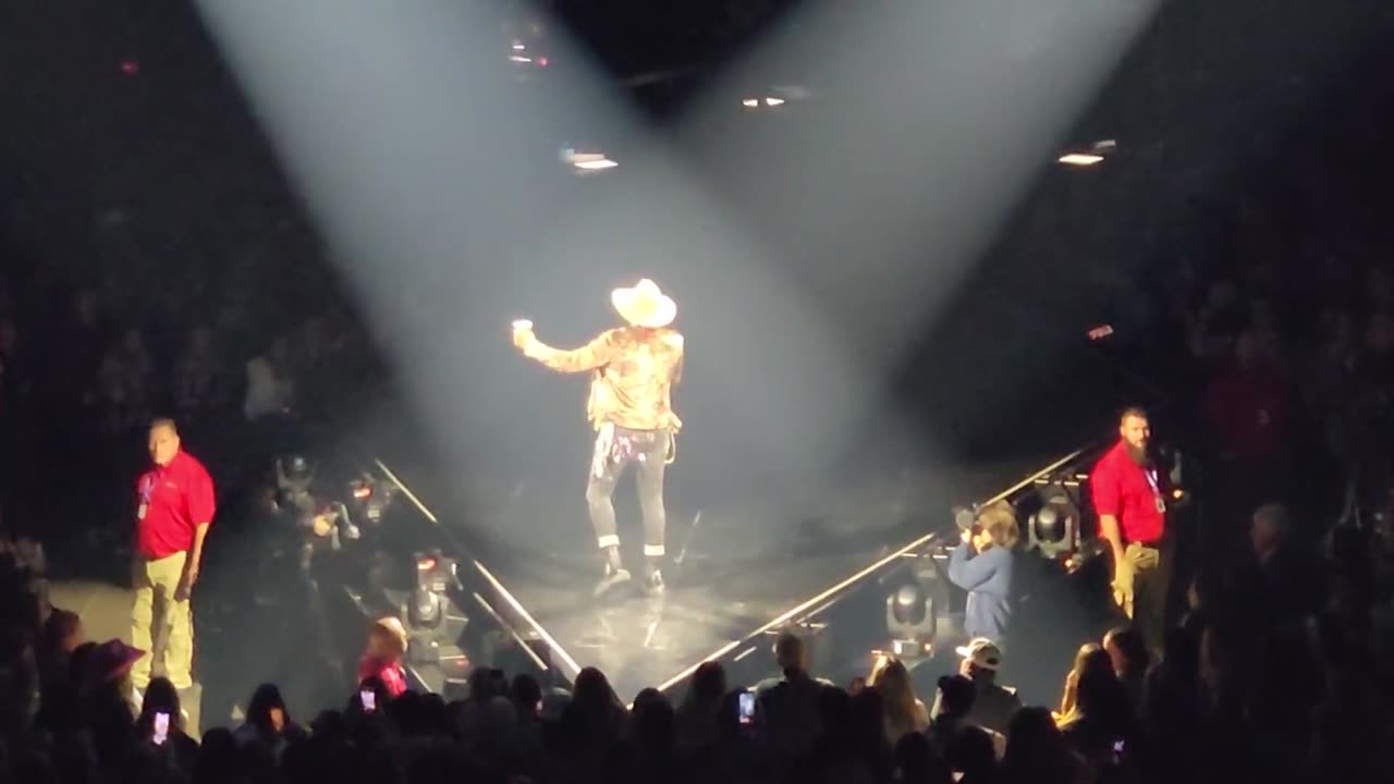 Jimmie Allen - chatting with the crowd 11-12-2022 Moline