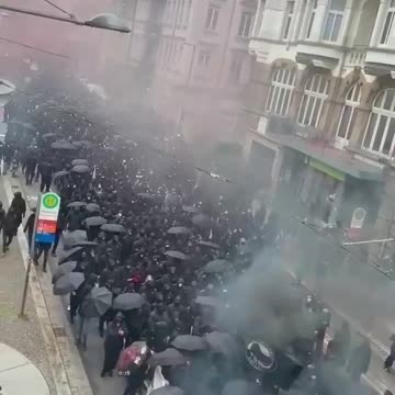 "Querdenker" marschieren durch Deutschland ..