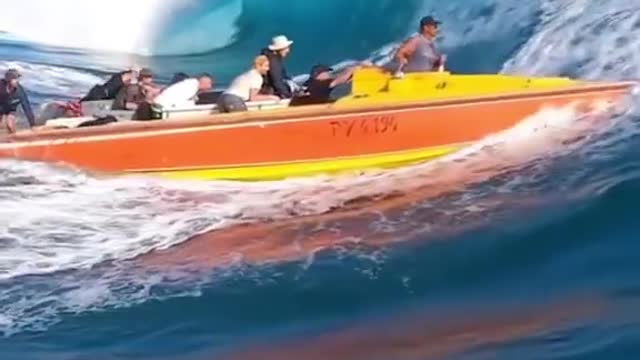 In addition to skateboarding, there is another kind of surfing called driving a boat to surf