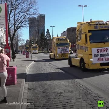 Centinaia di camionisti protestano contro gli alti prezzi della benzina ad Amburgo in Germania.Veicoli con clacson e striscioni che recitano "Mangi solo ciò che forniamo" e "Fermati! Ci stai distruggendo" hanno girato la città.