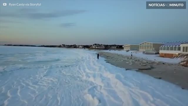 Drone filma praia em Massachusetts completamente congelada